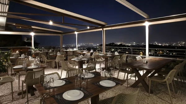 Head to tail στο «Μπαλκόνι στις Κυκλάδες»