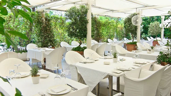 Το άπαιχτο μεσημεριανό μενού του «Milos»