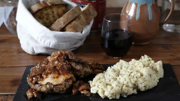 Νόστιμη ελληνική κουζίνα δουλεμένη με μικρές καινοτόμες ιδέες