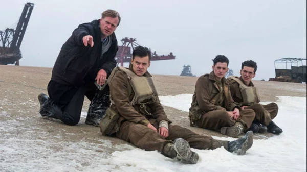 Ο Κρίστοφερ Νόλαν πυρπολεί το είδος του πολεμικού έπους με την «Δουνκέρκη»