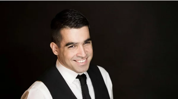 Ο Βασίλης Δήμας θα κάνει και τη δική σου καρδιά να ραγίσει στο «Posidonio»