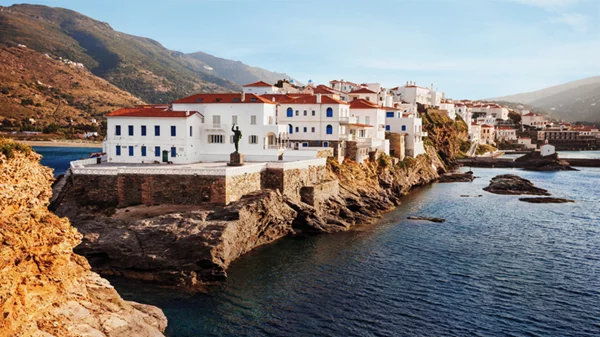 Ανακαλύπτοντας την κοσμοπολίτικη και αρχοντική Άνδρο με την "Ατραπό"