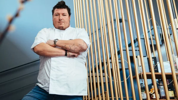 Ο Μίλτος Αρμένης στην κουζίνα του «Όμικρον»