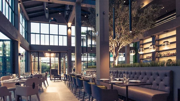 «Blends», ένα πληθωρικό μιξάζ στη Γλυφάδα 