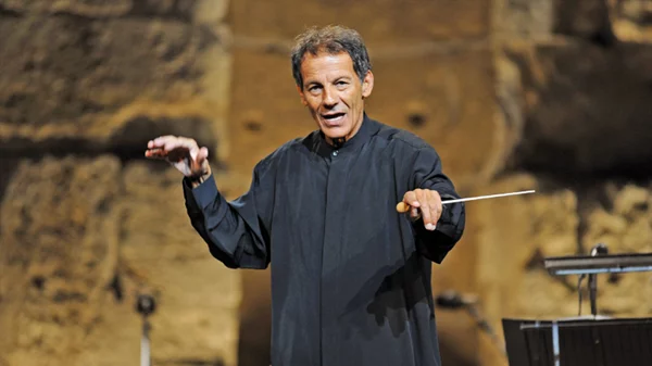 Ο υπέροχος μουσικός κόσμος του Σταύρου Ξαρχάκου σε δύο μεγάλες συναυλίες