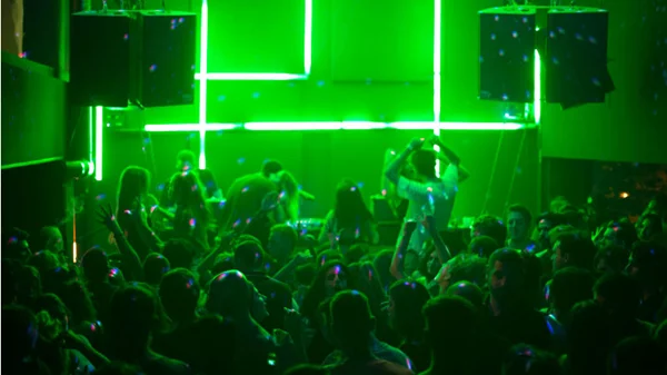 Το clubbing ξεκινά στο «Six D.O.G.S.»