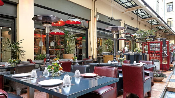 Ένα κοσμοπολίτικο μπιζουδάκι  στη Στοά Σπυρομήλιου