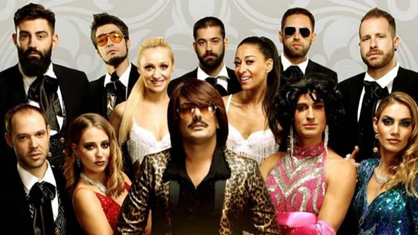 Ο Tonis Sfinos πετάει τα χίπικα ρούχα και ντύνεται μεγιστάνας του πλούτου