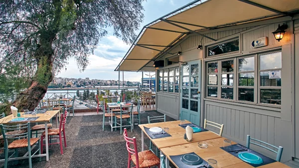 Τσίπουρα και μεζέδες  στο τέρμα του λιμανιού