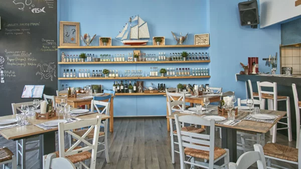 Μοντέρνοι μεζέδες σε φόντο θαλασσί