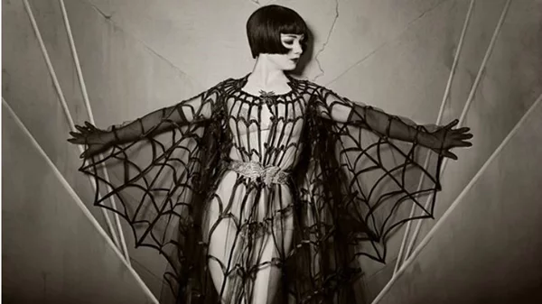 Το πρώτο Venus in Furs της σεζόν θα σε μαγέψει και θα σου κόψει την ανάσα