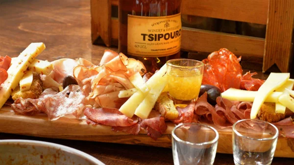 Παλαιωμένα τσίπουρα στα «Καραμανλίδικα»