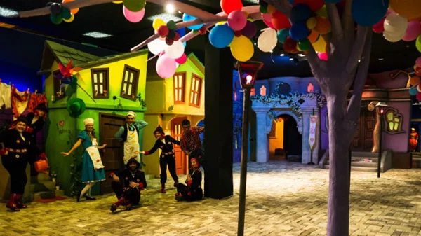 Είναι (ξανά) μία η ονειρεμένη Φρουτοπία! Μπήκαμε στο νέο θεματικό πάρκο του Ευγένιου Τριβιζά...