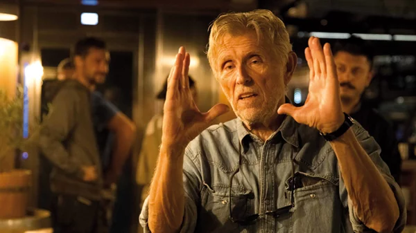 Ο Νίκος Περάκης μας αποκαλύπτει γιατί το «Success Story» είναι μια «γκρίζα κωμωδία»