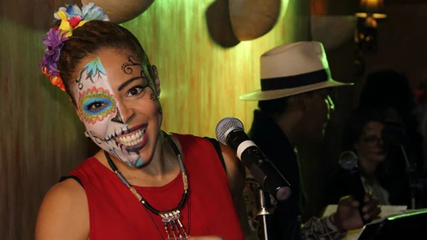 Το κέφι ζωντανεύει στο «Dos Hermanos» την Ημέρα των Νεκρών