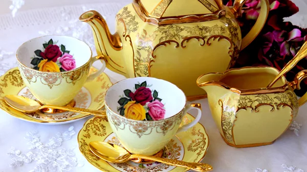 Πρόσκληση σε τσάι (και σοκολάτα)!