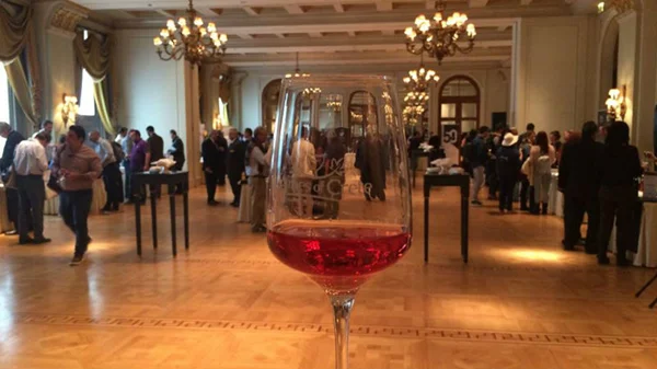 25 κρητικά οινοποιεία έρχονται στην Αθήνα