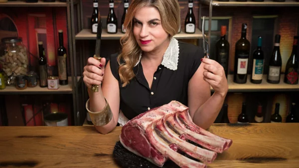 Η Μυρσίνη Λαμπράκη κρατάει μαχαίρι