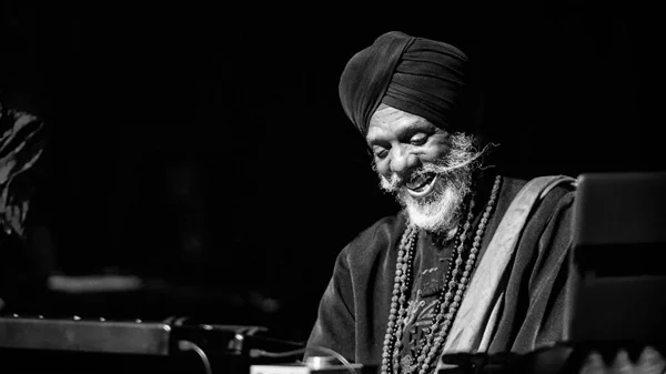 Γιατί ο Dr. Lonnie Smith μας ξεσηκώνει με τη μουσική του;