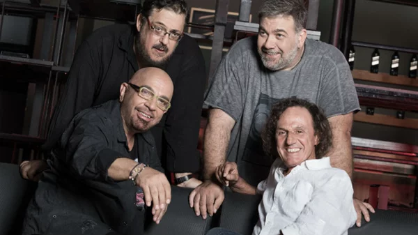 Μια παρέα απ’ τα παλιά μας κλείνει το μάτι