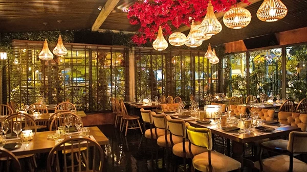 Ένα μπαρ-ρεστοράν με ηγούμενο τον Νίκο Βουρλιώτη