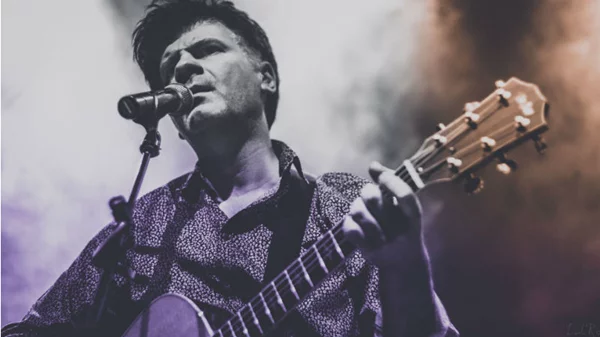 Ο Φοίβος Δεληβοριάς βάζει μια τάξη στο χάος