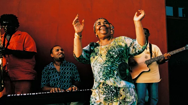 Homage στην ξυπόλητη ντίβα (με extra παράσταση)