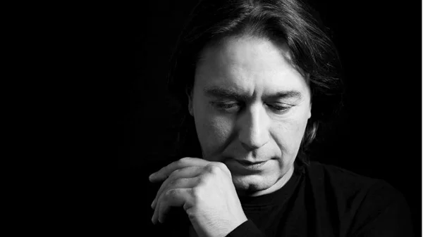 Βάλτε για λίγο στην άκρη το «Τσιγάρο» κι ακούστε έναν διαφορετικό Γιάννη Κότσιρα