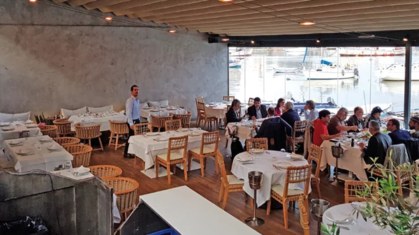 Η γοητευτική θαλασσινή λιτότητα του «Παπαϊωάννου» 