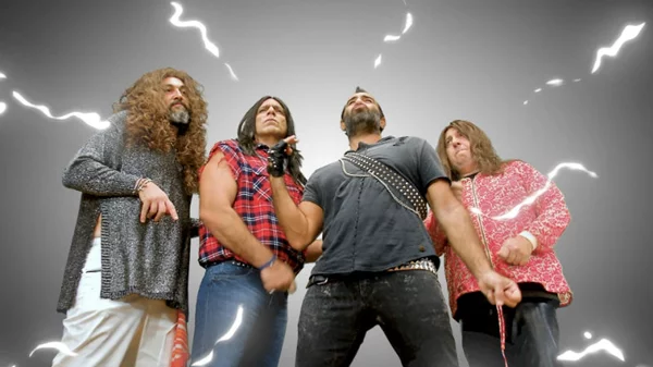 Ο Αντώνης Κανάκης και η «μπάντα» του are back on TV