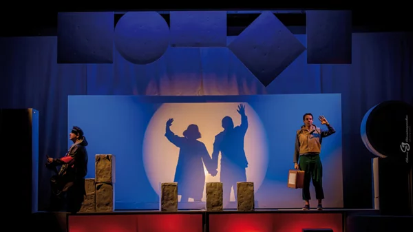 Ο Ηλίας Καρελλάς  δημιουργεί κόσμους  με φως, σκιά και μουσική