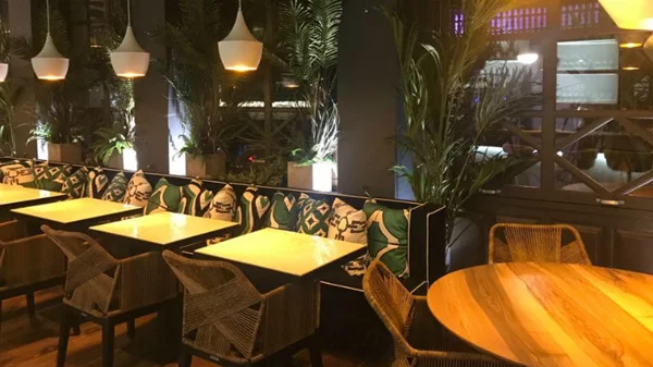 Μια νέα cave à manger αλλάζει τα δεδομένα στην Πλάκα