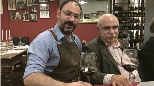 Έξι ξινόμαυρα, πολλές ιστορίες