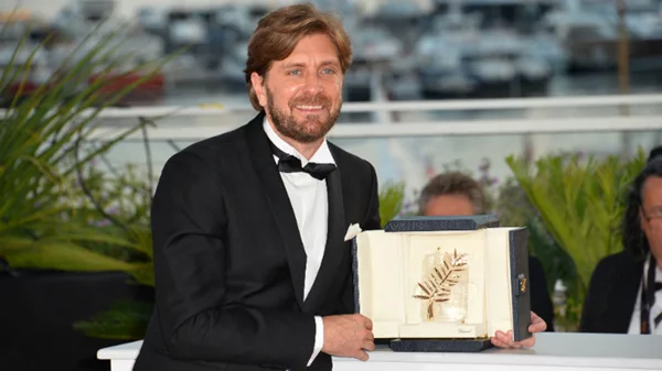 Ο νικητής του Χρυσού Φοίνικα Ρούμπεν Έστλουντ μιλά στο Χρήστο Μήτση για το «Τετράγωνο»