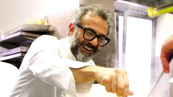 Ο κορυφαίος σεφ Massimo Bottura μαγειρεύει για τους αστέγους