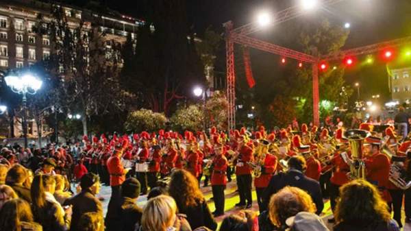 Οι δήμοι της Αθήνας στολίζουν χριστουγεννιάτικο δέντρο με μεγάλα συναυλιακά happenings