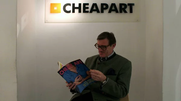 Βρεθήκαμε στα στησίματα της 23ης CheapArt | Ο Γιώργος Γεωργακόπουλος αφηγείται την ιστορία της πρώτης εναλλακτικής «γκαλερί» στην Αθήνα 