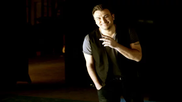 Ο Αντώνης Ρέμος στο «Αθηνών Αρένα» με υψηλό show quality 