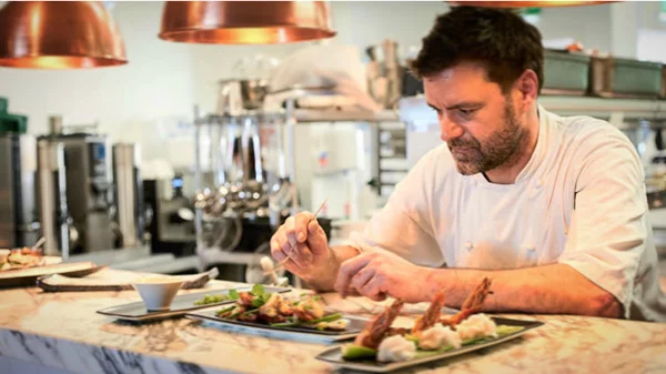 Ποιος είναι ο Noel Roche και τι κάνει στο «Zampanó»;