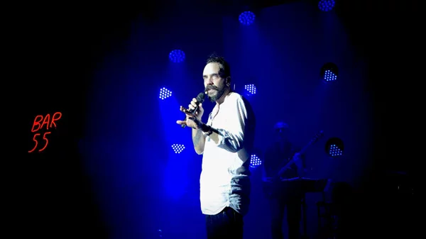 O Πάνος Μουζουράκης πολεμάει ανεμόμυλους και κυνηγάει το αμερικανικό όνειρο