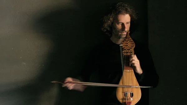 Ο Γιώργος Καλούδης παίζει Μπαχ με κρητική λύρα