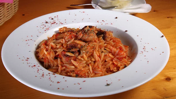 Βόλτα με μπουρεκάκια συριανά και λαγωτό