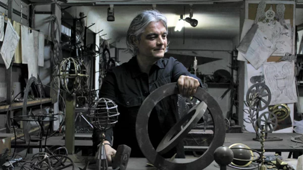 Στο εργαστήριο του Νίκου Γιώργου Παπουτσίδη βρήκαμε ένα εικαστικό σύμπαν από μέταλλο