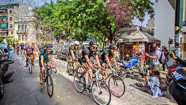 Στο Κουκάκι κάνουν vintage ορθοπεταλιές! 