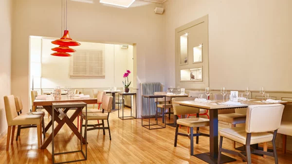 Πέντε κρασιά του Κτήματος Σκούρα στο ποτήρι  