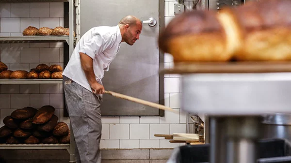 Το «Queen Bee» ετοιμάζεται να τσιμπήσει βασιλικά το Κολωνάκι