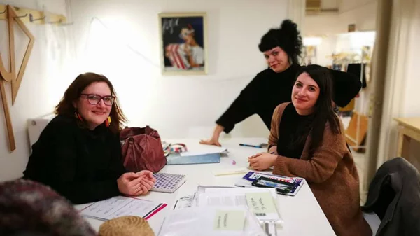 Στο «Ασκαρδαμυκτί» οι Αθηναίοι μαθαίνουν να φτιάχνουν παλτό, κιμονό και τσαμπούνες! 