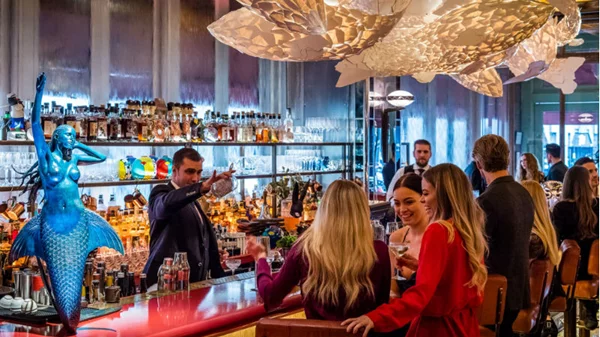 Ένα… σέξι ψάρι βουτά στο «Clumsies»