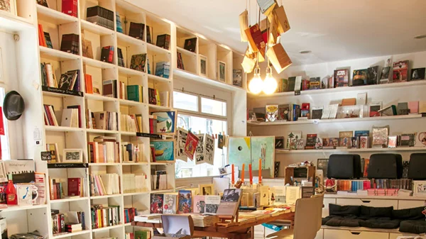 10 book cafes για χαλάρωση και διάβασμα στην πόλη