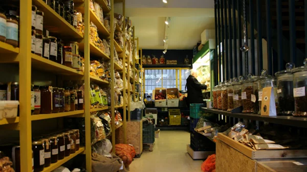 «Plastic free drinks»: Αυτά τα μαγαζιά λένε περήφανα «όχι» στο πλαστικό καλαμάκι